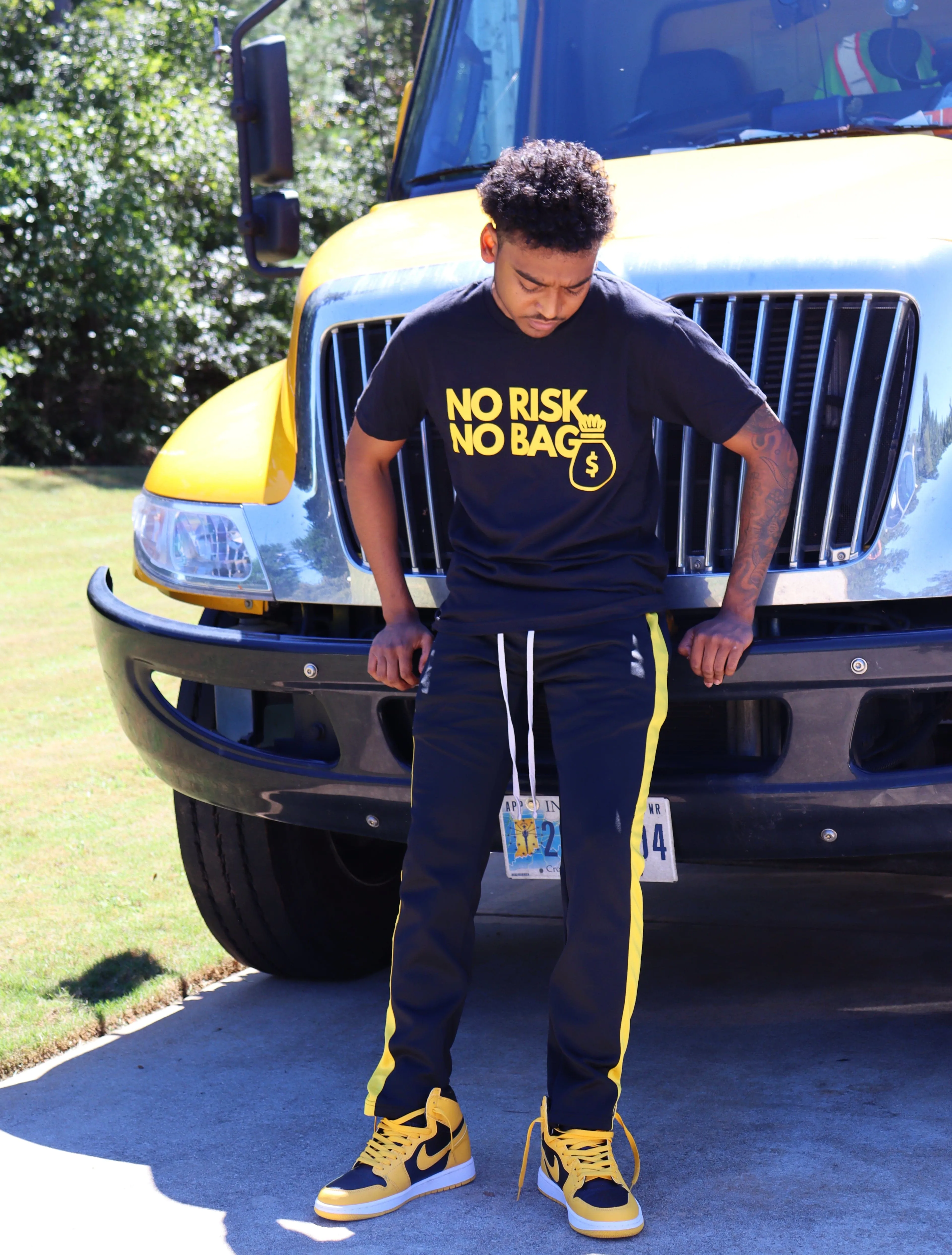 RISKY REWARDS “NO RISK NO BAG” COTTON BLACK/GOLD TEE